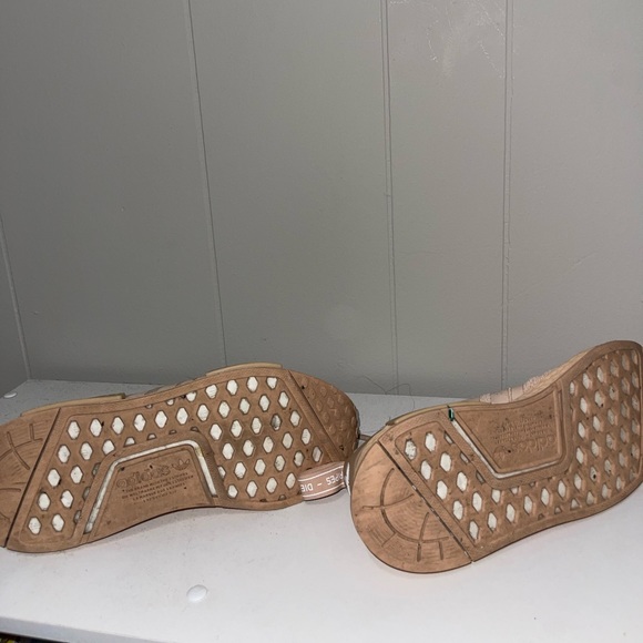 NMD R1 Blush Pink Color - Picture 6 of 7